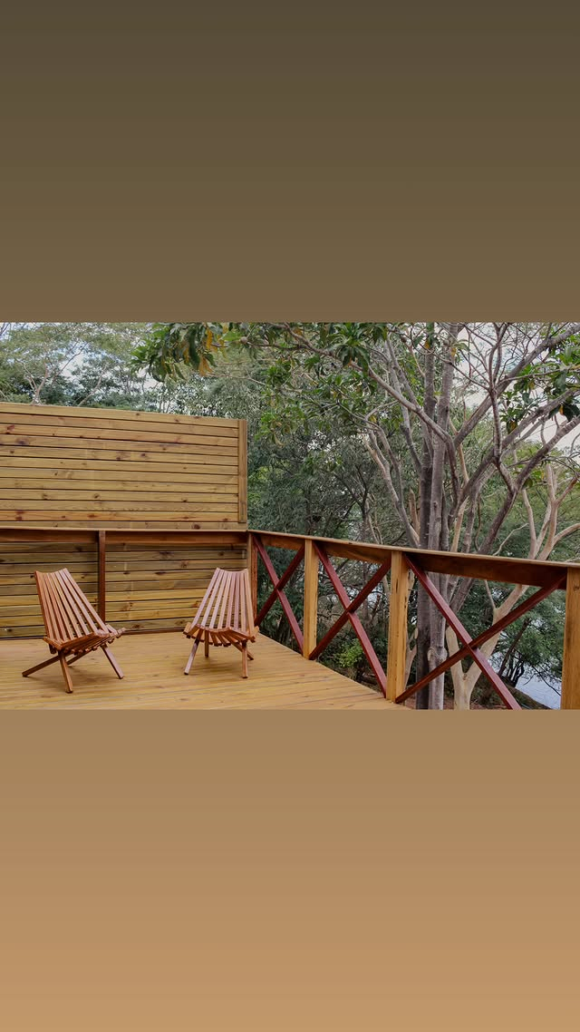 Deck com cadeiras e mata ao redor